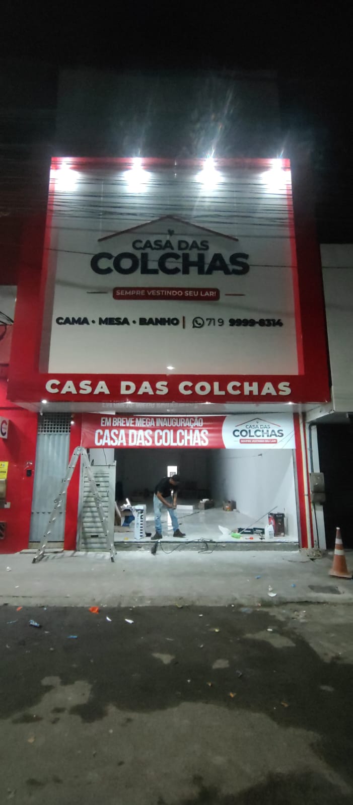 Fachada iluminada da loja Casa das Colchas