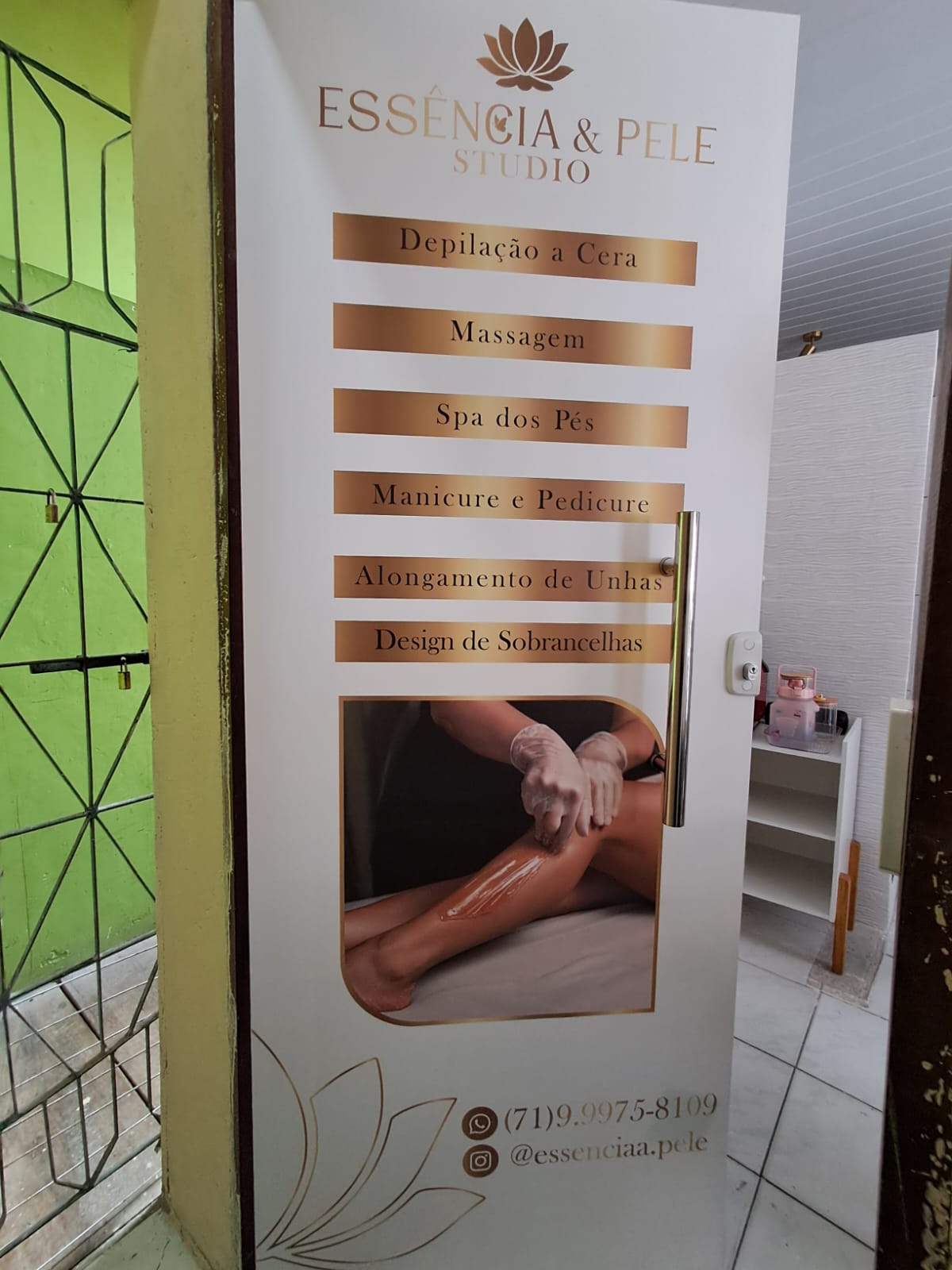 Ambiente comercial personalizado com painéis de marca