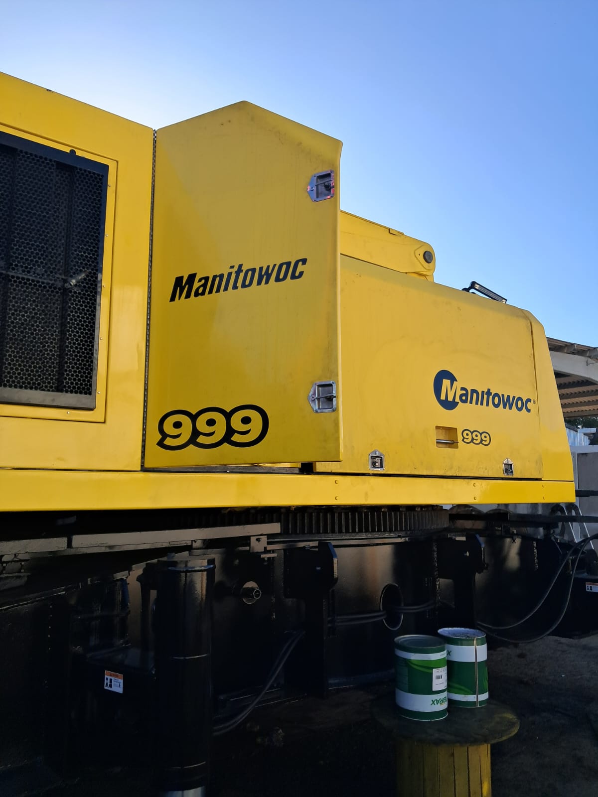 Adesivação de equipamento pesado amarelo