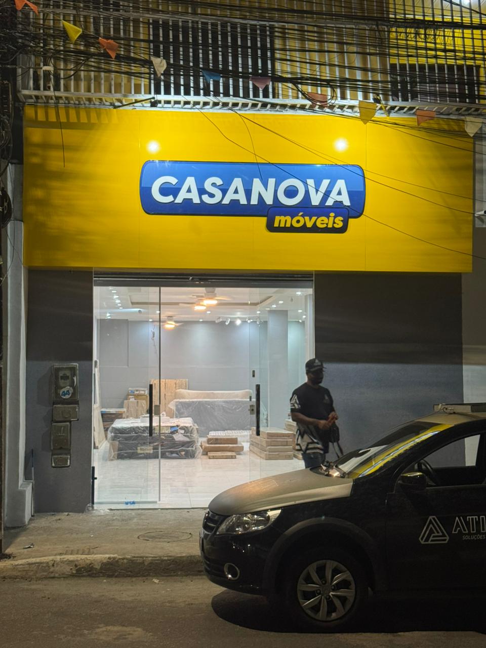 Fachada iluminada da loja Casanova Móveis