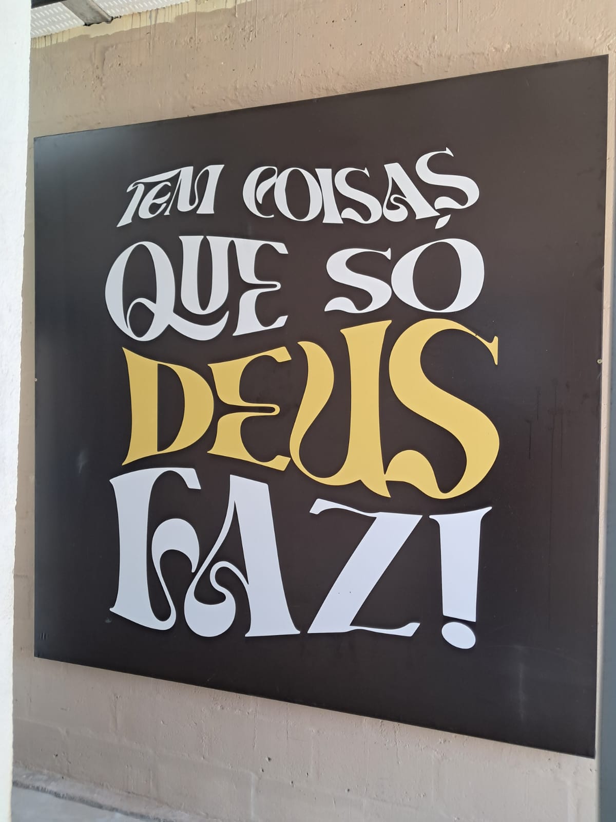 Parede interna personalizada com lettering de grande formato