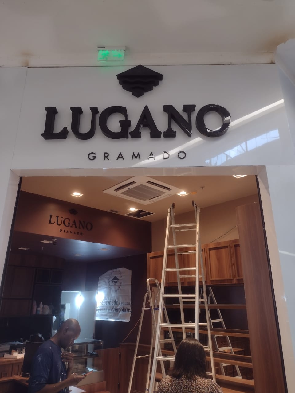 Letra caixa iluminada instalada em fachada de loja