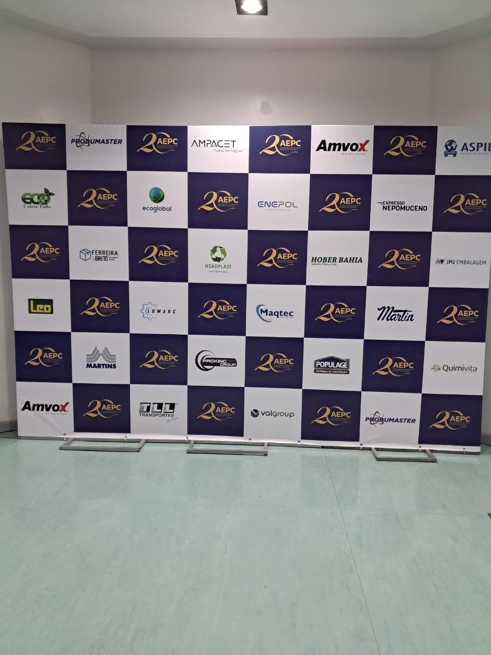Backdrop de evento com logotipos de patrocinadores