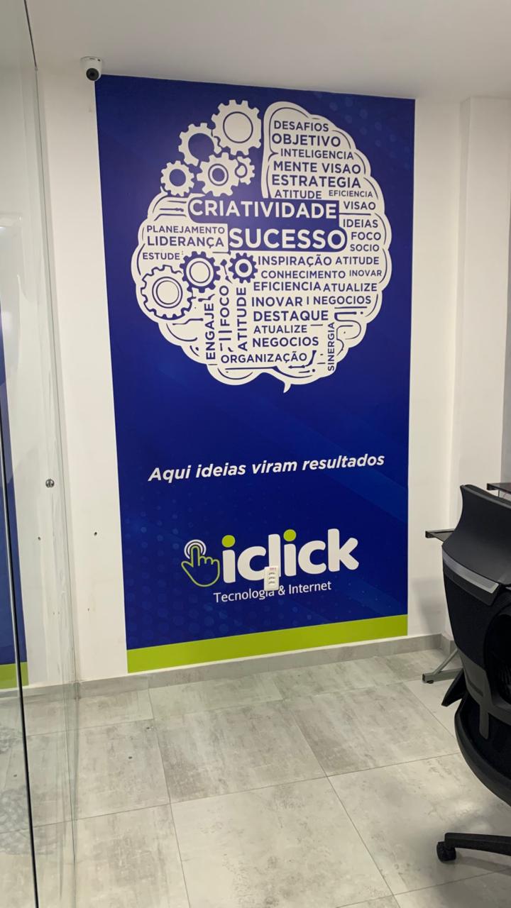 Painel decorativo institucional em parede interna