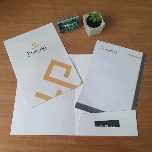 Pastas com bolsa, papel timbrado, envelopes e cartões personalizados