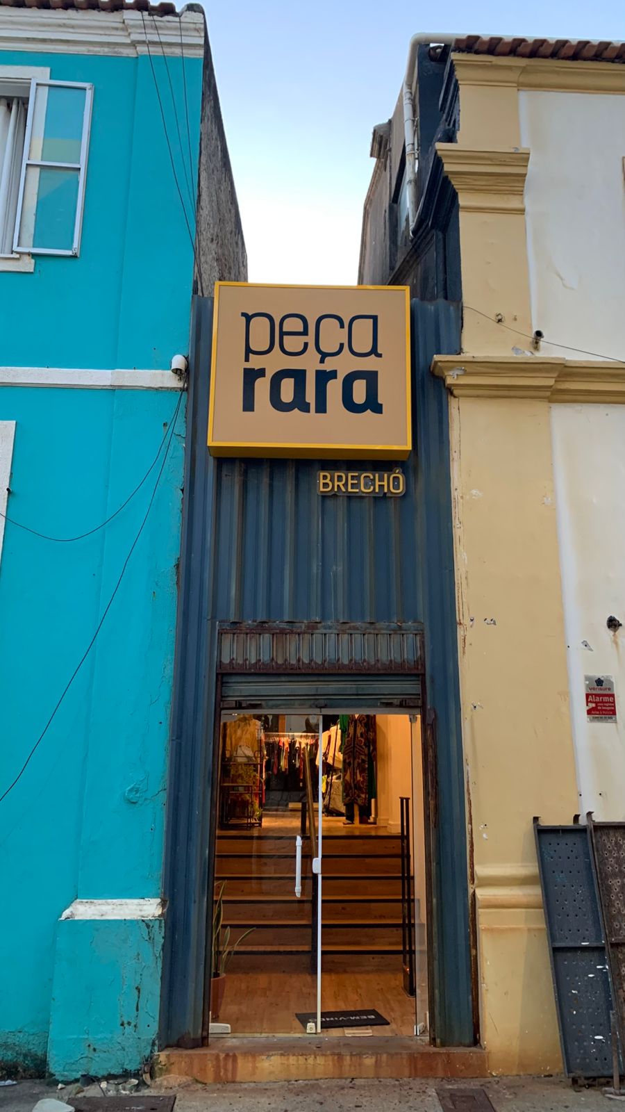 Fachada com caixa de luz do brechó Peça Rara