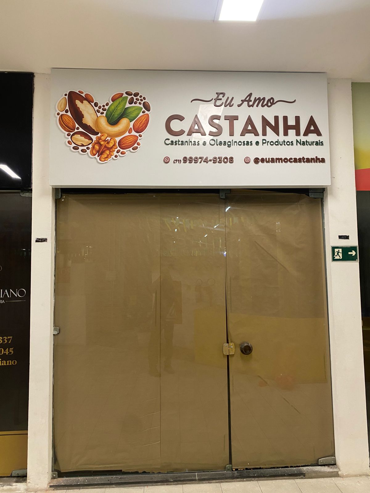 Fachada com letras caixa da loja Eu Amo Castanha