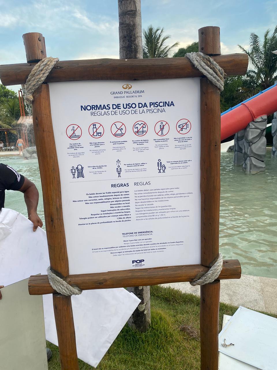 Placa de sinalização instalada em área externa de resort