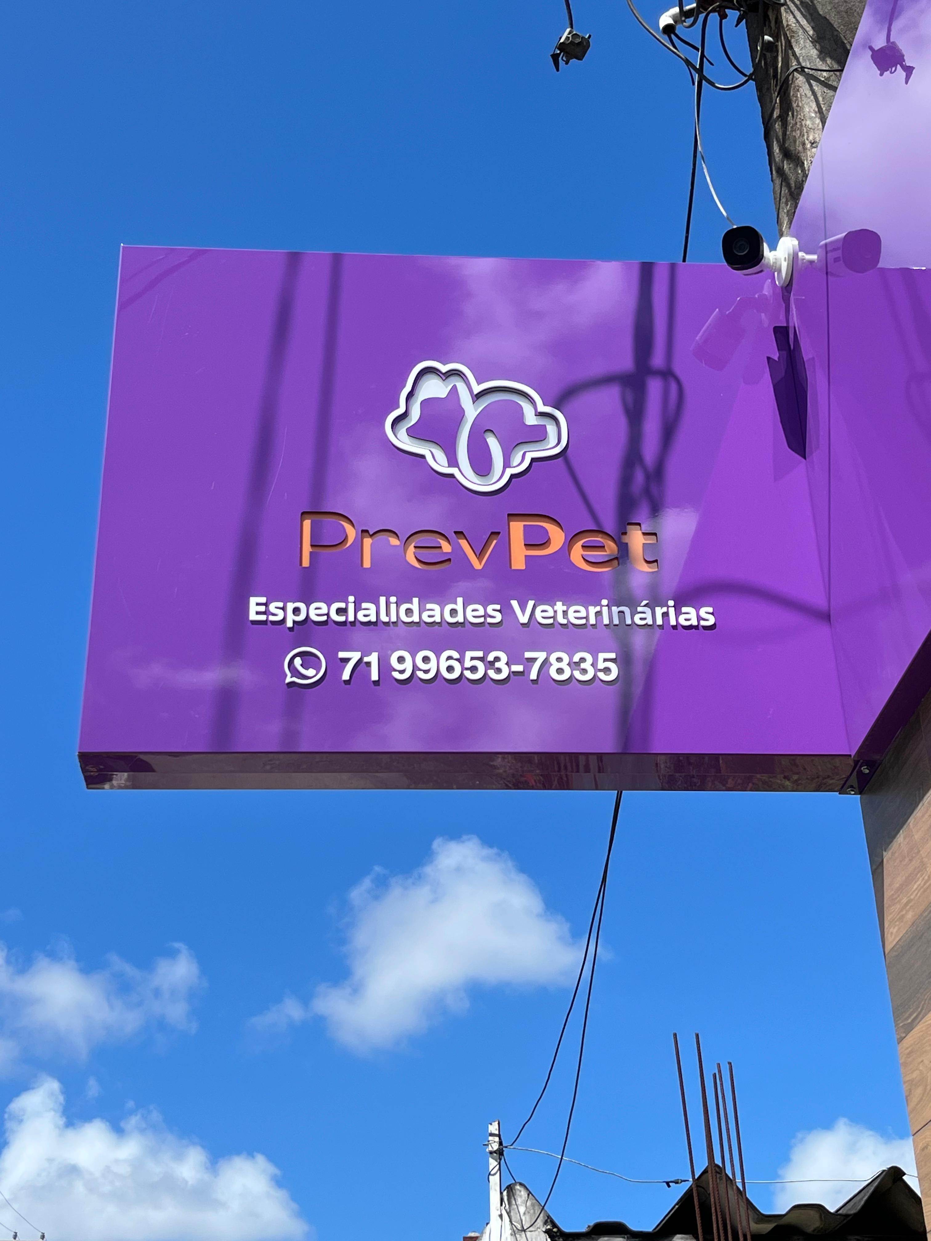 Fachada iluminada de clínica veterinária