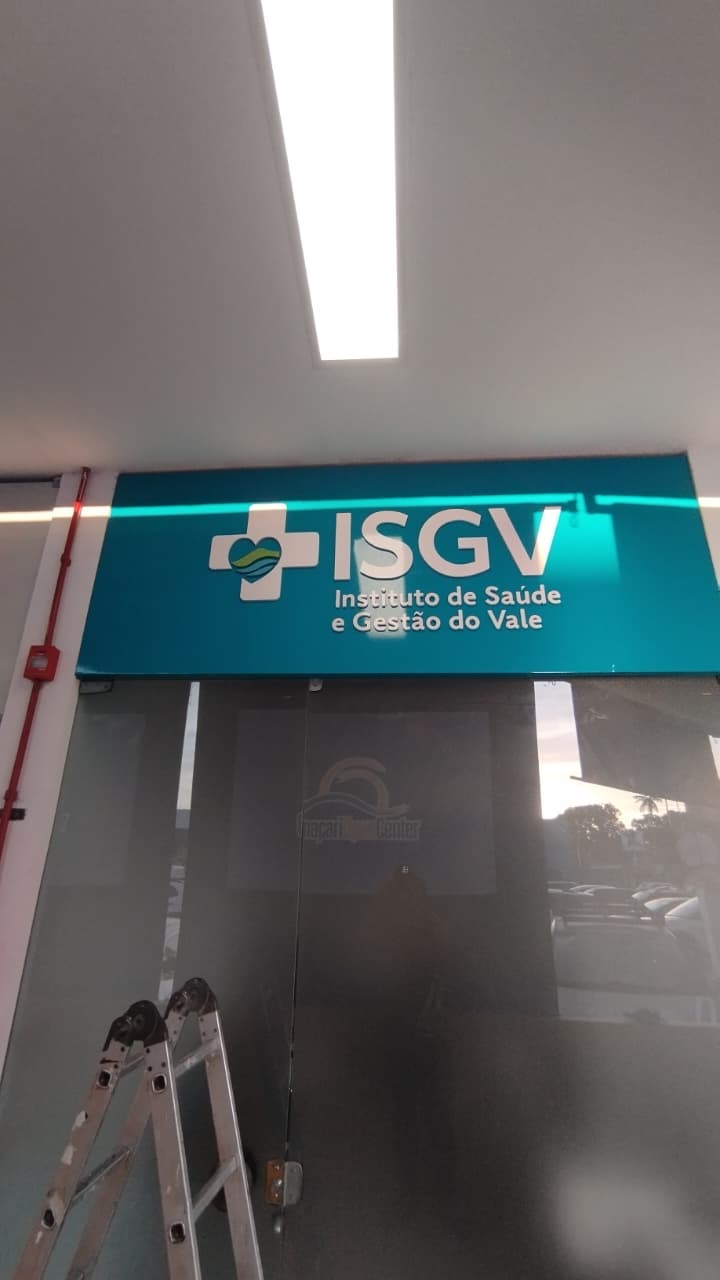 Letra caixa iluminada do Instituto de Saúde e Gestão do Vale