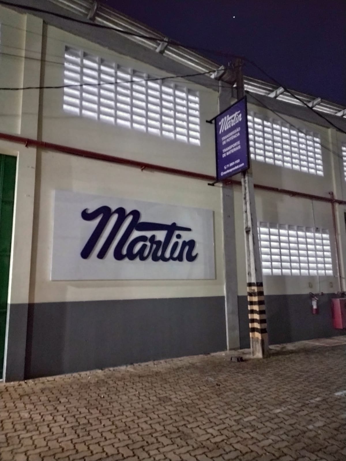 Letreiro externo em fachada industrial